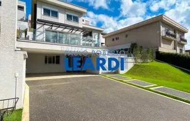 Imagem: A casa em condomínio possui 4 Dormitórios, 4 Banheiros, 5