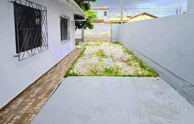 Imagem: A casa possui 3 Dormitórios, 3 Banheiros, 4 Vagas na garagem