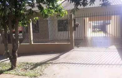 Imagem: A casa possui 2 Dormitórios, 2 Banheiros, 2 Vagas na garagem