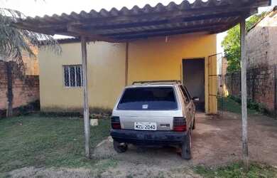 Imagem: A casa possui 3 Dormitórios, 2 Banheiros, 1 Vaga na garagem