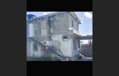 Imagem: A casa possui 4 Dormitórios, 2 Banheiros, 4 Vagas na garagem