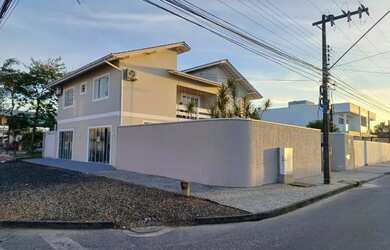 Imagem: A casa possui 3 Dormitórios, 4 Banheiros, 5 Vagas na garagem