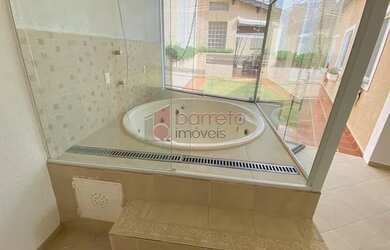 Imagem: A casa possui 3 Dormitórios, 3 Banheiros, 4 Vagas na garagem