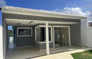 Imagem: A casa possui 3 Dormitórios, 2 Banheiros, 1 Vaga na garagem