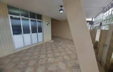 Imagem: A casa possui 5 Dormitórios, 3 Banheiros, 2 Vagas na garagem