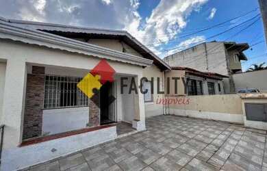 Imagem: A casa possui 3 Dormitórios, 2 Banheiros, 1 Vaga na garagem