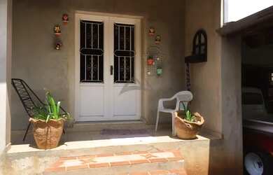 Imagem: A casa possui 3 Dormitórios, 3 Banheiros, 2 Vagas na garagem