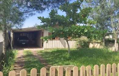 Imagem: A casa para alugar possui 3 Dormitórios, 1 Banheiro, 2 Vagas