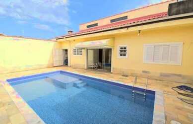 Imagem: A casa possui 3 Dormitórios, 2 Banheiros e está localizado