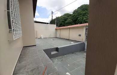 Imagem: A casa possui 3 Dormitórios, 2 Banheiros, 2 Vagas na garagem