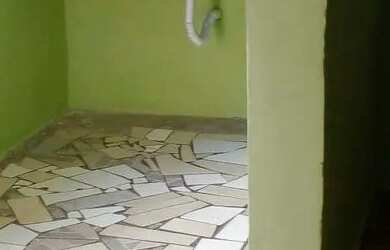 Imagem: A casa possui 1 Dormitório, 1 Banheiro, 1 Vaga na garagem