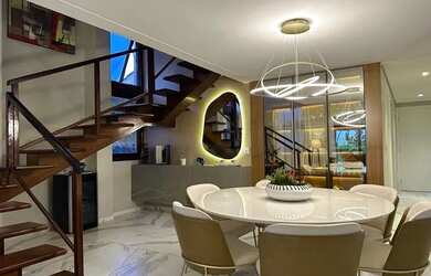 Imagem: A casa possui 4 Dormitórios, 5 Banheiros, 4 Vagas na garagem