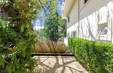 Imagem: A casa em condomínio possui 4 Dormitórios, 5 Banheiros, 5