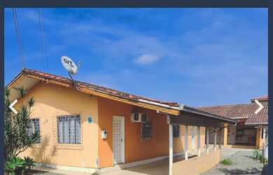 Imagem: A casa possui 3 Dormitórios, 4 Banheiros, 2 Vagas na garagem