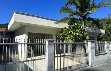 Imagem: A casa possui 4 Dormitórios, 3 Banheiros, 2 Vagas na garagem