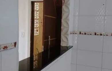 Imagem: A casa possui 3 Dormitórios, 2 Banheiros, 1 Vaga na garagem