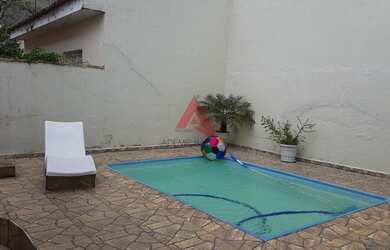 Imagem: A casa possui 3 Dormitórios, 1 Banheiro, 2 Vagas na garagem