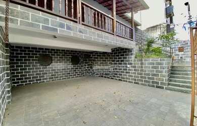 Imagem: A casa possui 4 Dormitórios, 2 Banheiros, 4 Vagas na garagem