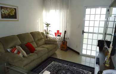 Imagem: A casa possui 3 Dormitórios, 2 Banheiros, 1 Vaga na garagem