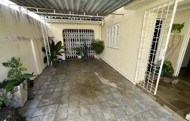 Imagem: A casa possui 4 Dormitórios, 2 Banheiros, 4 Vagas na garagem