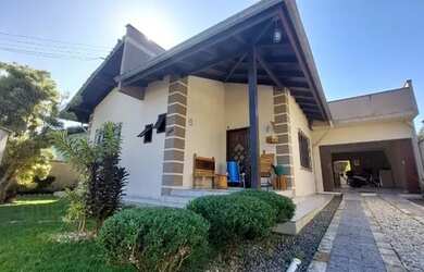 Imagem: A casa possui 3 Dormitórios, 2 Banheiros, 3 Vagas na garagem