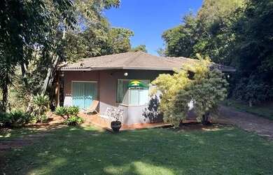 Imagem: A casa em condomínio possui 4 Dormitórios, 2 Banheiros, 2