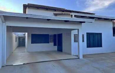 Imagem: A casa possui 3 Dormitórios, 2 Banheiros, 2 Vagas na garagem