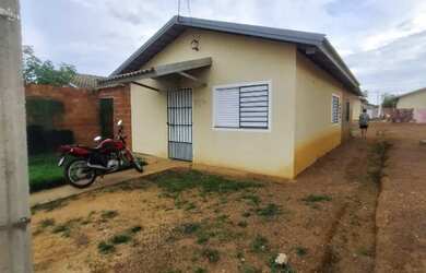 Imagem: A casa possui 3 Dormitórios, 2 Banheiros e 4m² de Área e
