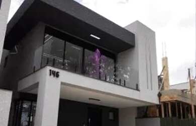 Imagem: A casa em condomínio possui 4 Dormitórios, 2 Banheiros, 2