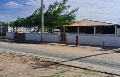 Imagem: A casa possui 5 Dormitórios, 3 Banheiros, 180m² de Área e