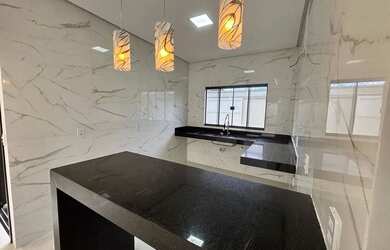 Imagem: A casa possui 3 Dormitórios, 2 Banheiros, 2 Vagas na garagem