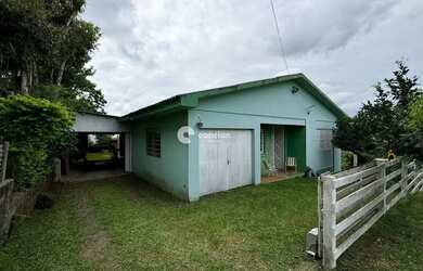 Imagem: A casa possui 3 Dormitórios, 2 Banheiros, 2 Vagas na garagem