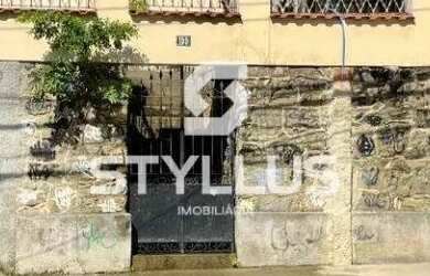 Imagem: A casa possui 4 Dormitórios, 2 Banheiros, 2 Vagas na garagem