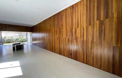 Imagem: A casa possui 4 Dormitórios, 5 Banheiros, 4 Vagas na garagem