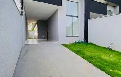 Imagem: A casa possui 3 Dormitórios, 2 Banheiros, 2 Vagas na garagem