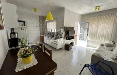 Imagem: A casa possui 2 Dormitórios, 1 Banheiro, 2 Vagas na garagem