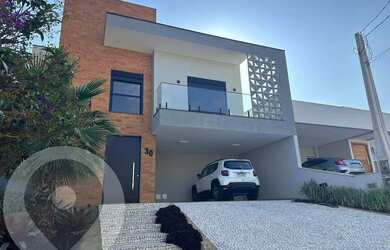 Imagem: A casa possui 3 Dormitórios, 5 Banheiros, 4 Vagas na garagem