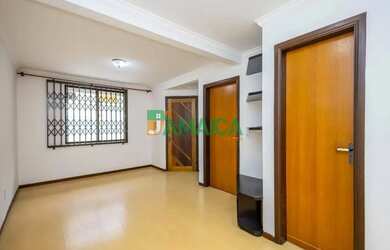 Imagem: A casa possui 3 Dormitórios, 3 Banheiros, 2 Vagas na garagem