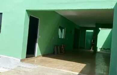 Imagem: A casa possui 3 Dormitórios, 2 Banheiros, 2 Vagas na garagem