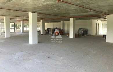 Imagem: O depósito possui 5 Vagas na garagem, 537m² de Área e está