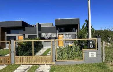 Imagem: A casa possui 2 Dormitórios, 2 Banheiros, 1 Vaga na garagem