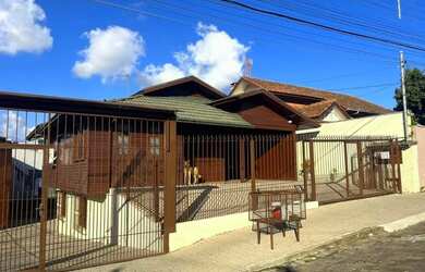 Imagem: A casa possui 4 Dormitórios, 2 Banheiros, 3 Vagas na garagem