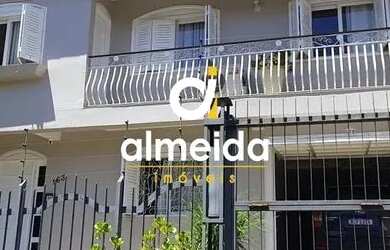 Imagem: A casa possui 4 Dormitórios, 4 Banheiros, 2 Vagas na garagem