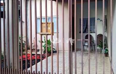 Imagem: A casa possui 3 Dormitórios, 1 Banheiro, 1 Vaga na garagem