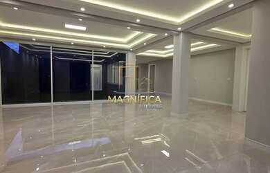 Imagem: A casa possui 3 Dormitórios, 3 Banheiros, 4 Vagas na garagem