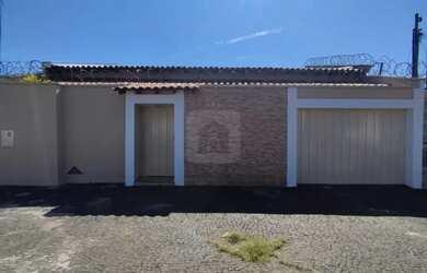 Imagem: A casa possui 3 Dormitórios, 2 Banheiros, 1 Vaga na garagem