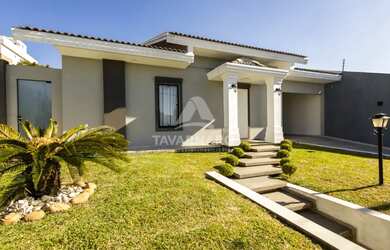 Imagem: A casa possui 3 Dormitórios, 4 Banheiros, 3 Vagas na garagem