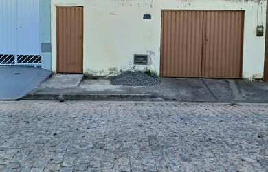 Imagem: A casa possui 2 Dormitórios, 2 Banheiros e 2 Vagas na garagem