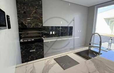 Imagem: A casa possui 4 Dormitórios, 5 Banheiros, 5 Vagas na garagem