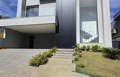 Imagem: A casa em condomínio possui 4 Dormitórios, 4 Banheiros, 4